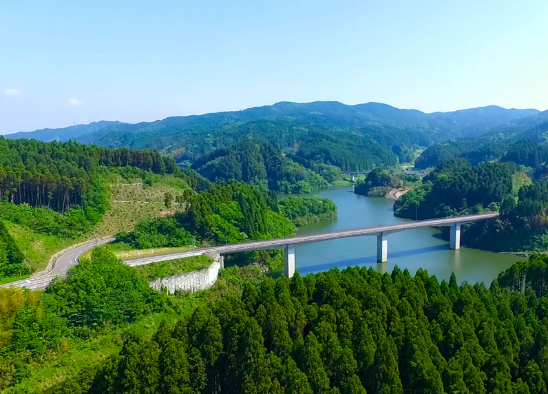 佐賀市北部の人造湖を横断する橋梁道路